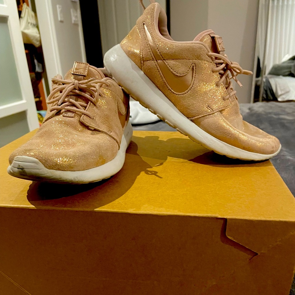 Dusty rose, iridescent Nike shoes, lightly worn. Size 6.5